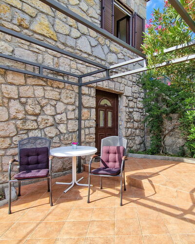 Kamena Kuća: Mobilier De Jardin, Pot De Fleur, Chaise, Jardin, Ombre, Plante D'Appartement, Mur De Pierre, Dalle, Brique, Patio