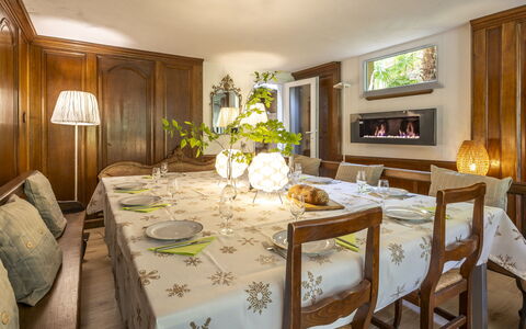 Il Castagneto: Meubles, Design Intérieur, Table, Salle À Manger, Chaise, Plafond, Bois, Pièce, Sol, Luminaire