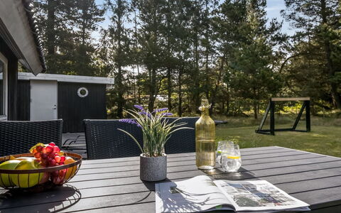 Ottil - 1.5Km from the Sea: Toit, Maison, Domicile, Chalet, Porte, Siding, Plate-Forme, Porche, Planche, Dur