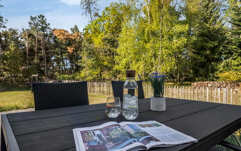 Ottil - 1.5Km from the Sea: Toit, Maison, Domicile, Chalet, Porte, Siding, Plate-Forme, Porche, Planche, Dur
