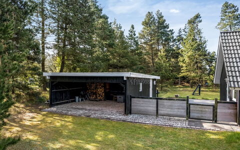 Ottil - 1.5Km from the Sea: Toit, Maison, Domicile, Chalet, Porte, Siding, Plate-Forme, Porche, Planche, Dur