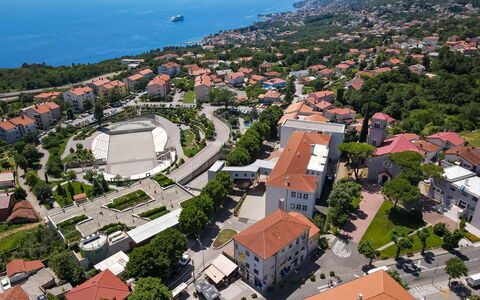 Opatija Matulji 505: Mobilier De Jardin, Domicile, Meubles, Porte, Tableau De Plein Air, Chaise, Table Cuisine Et Salle A Manger, Ombre, Balcon, Porche