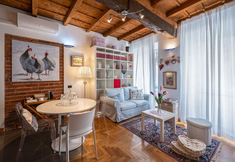 Dafne Suite: Meubles, Design Intérieur, Mur, Sol, Sol, Table, Plafond, Pièce, Canapé, Salon