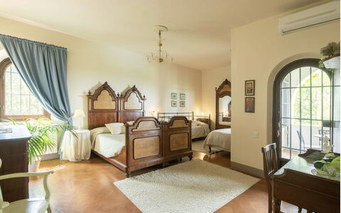 Villa Albertina: Meubles, Design Intérieur, Lit, Chambre, Sol, Plafond, Pièce, Sol, Drap De Lit, Literie