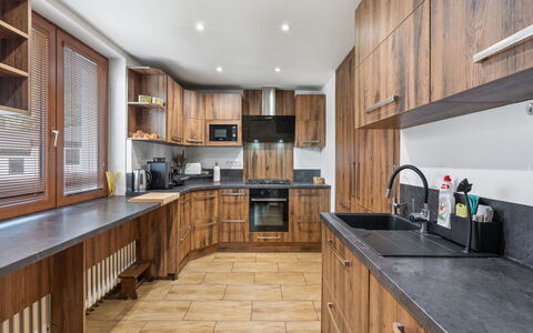 Horalka: Cuisine, Cabinetry, Comptoir, Bois, Sol, Design Intérieur, Meubles, Placard, Tiroir, Appareil De Cuisine