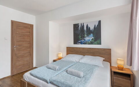 Horalka: Lit, Design Intérieur, Chambre, Bois, Sol, Sol, Meubles, Pièce, Parquet, Drap De Lit