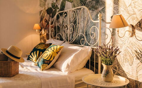 Santa Maria Navarrese 651: Meubles, Chambre, Lit, Literie, Design Intérieur, Drap De Lit, Linge, Textile, Cadre De Lit, Throw Pillow