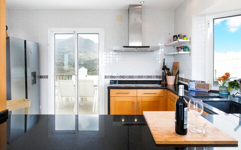 Almijara: Cuisine, Comptoir, Meubles, Appareil De Cuisine, Cabinetry, Sol, Design Intérieur, Principaux Appliance, Électroménager, Sol
