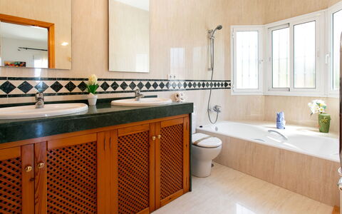 Almijara: Sol, Design Intérieur, Sol, Luminaire Plomberie, Robinet, Évier, Armoire De Toilette, Plomberie, Tuile, Salle De Bains