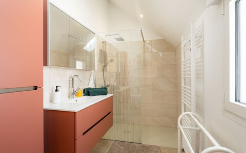 Maison Praner: Sol, Sol, Design Intérieur, Luminaire Plomberie, Armoire De Toilette, Salle De Bains, Plomberie, Évier, Robinet, Plafond