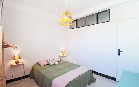 Résidence le Mistral: Lit, Meubles, Design Intérieur, Chambre, Sol, Mur, Sol, Literie, Pièce, Drap De Lit