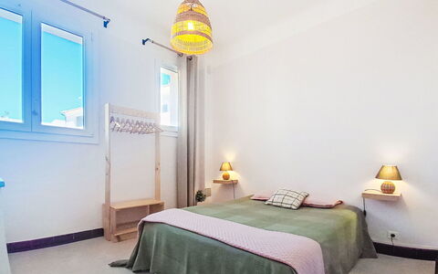 Résidence le Mistral: Lit, Design Intérieur, Chambre, Meubles, Literie, Sol, Mur, Drap De Lit, Sol, Bois