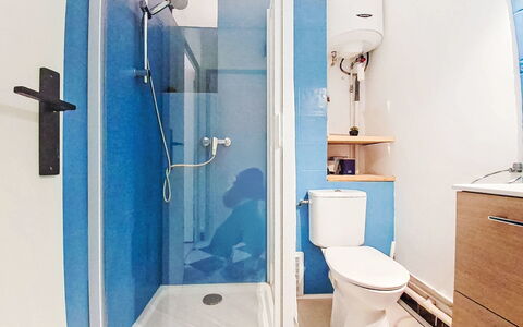 Résidence le Mistral: Mur, Sol, Sol, Design Intérieur, Luminaire Plomberie, Toilette, Pièce, Siège De Toilette, Salle De Bains, Plomberie