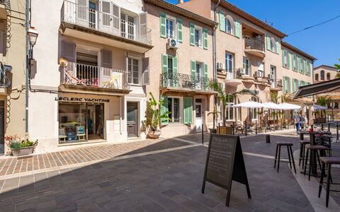 Les Palmiers: Bâtiment, Fenêtre, Surface De La Route, Ville, Ville, Zone Urbaine, Quartier, Façade, Rue, Espace Public