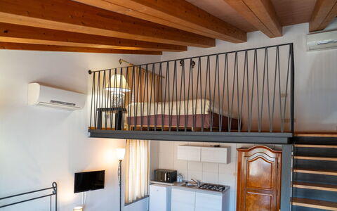Roof: Design Intérieur, Meubles, Sol, Sol, Pièce, Lit, Plafond, Chambre, Tache De Bois, Dur
