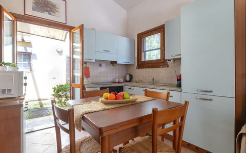 Oleandri: Meubles, Bois, Sol, Cuisine, Design Intérieur, Appareil De Cuisine, Comptoir, Sol, Principaux Appliance, Cabinetry