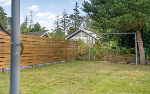 Ejnarine - 1.5Km from the Sea: Lot Terre, Clôture, Jardin, Ombre, Arrière-Cour, Pelouse, Accueil Escrime, Cour, Aménagement Paysager, Batiments Jardin