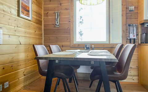 Jerisrannantie 7: Meubles, Sol, Design Intérieur, Bois, Sol, Plafond, Table, Salle À Manger, Luminaire, Parquet