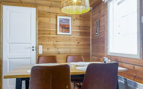 Jerisrannantie 7: Meubles, Sol, Design Intérieur, Sol, Mur, Bois, Plafond, Luminaire, Table, Parquet