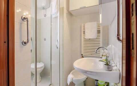 Suite Acquamare: Design Intérieur, Sol, Sol, Pièce, Meubles, Lavabo, Luminaire Plomberie, Évier, Toilette, Plafond