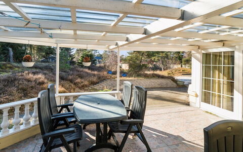 Laurentius - 50M from the Sea: Maison, Domicile, Toit, Chalet, Biens, Aménagement Paysager, Batiments Jardin, Siding, Ferme