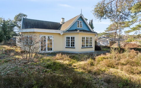 Laurentius - 50M from the Sea: Maison, Domicile, Toit, Chalet, Biens, Aménagement Paysager, Batiments Jardin, Siding, Ferme