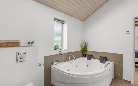 Smilla - 1.1Km from the Sea: Luminaire Plomberie, Design Intérieur, Sol, Baignoire, Salle De Bains, Sol, Plomberie, Robinet, Plafond, Évier