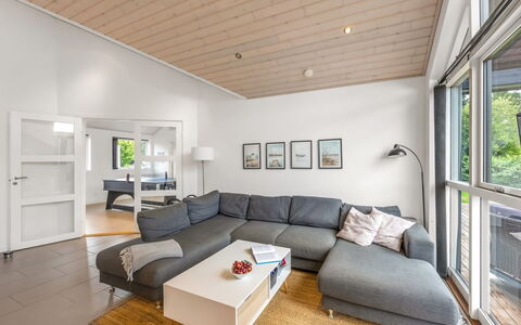 Smilla - 1.1Km from the Sea: Design Intérieur, Sol, Canapé, Bois, Plafond, Meubles, Sol, Parquet, Salon, Pièce