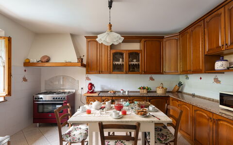 Villa Fornaci: Meubles, Cuisine, Design Intérieur, Cabinetry, Bois, Comptoir, Sol, Appareil De Cuisine, Pièce, Placard