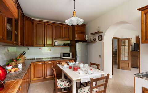Villa Fornaci: Meubles, Cuisine, Design Intérieur, Comptoir, Cabinetry, Appareil De Cuisine, Bois, Sol, Plafond, Pièce