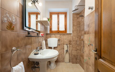 Villa Fornaci: Lavabo, Salle De Bains, Siège De Toilette, Évier, Luminaire Plomberie, Toilette, Sol, Design Intérieur, Robinet, Sol