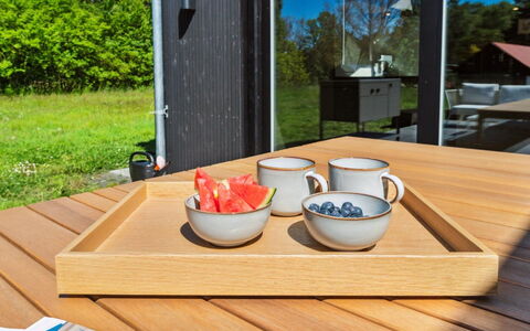 Tove - 350M from the Sea: Bois, Sol, Design Intérieur, Sol, Meubles, Parquet, Pièce, Plafond, Tache De Bois, Dur