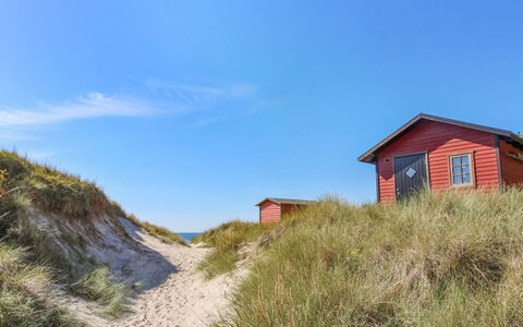 Tove - 350M from the Sea: Bois, Sol, Design Intérieur, Sol, Meubles, Parquet, Pièce, Plafond, Tache De Bois, Dur