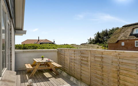Ava - 350M from the Sea: Bois, Domicile, Porte, Planche, Dur, Plate-Forme, Chalet, Tache De Bois, Siding, Balcon