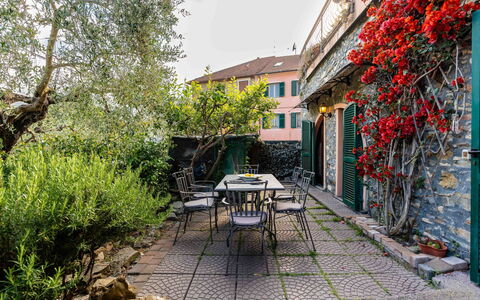 La Bouganville - Rustico con Giardino: Meubles, Table, Tableau De Plein Air, Mobilier De Jardin, Chaise, Jardin, Ombre, Pot De Fleur, Aménagement Paysager, Table Cuisine Et Salle A Manger