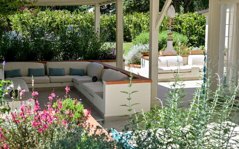 Tiffany: Meubles, Table, Tableau De Plein Air, Mobilier De Jardin, Chaise, Jardin, Ombre, Pot De Fleur, Aménagement Paysager, Table Cuisine Et Salle A Manger