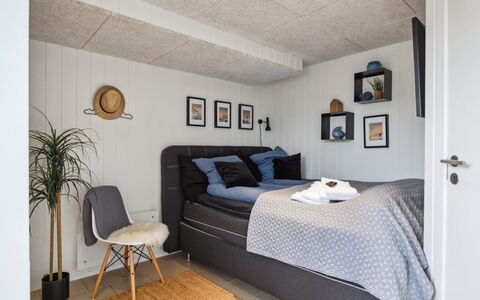 Sinika - 100M from the Sea: 