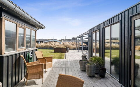Sinika - 100M from the Sea: 
