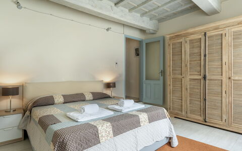 San Cristofano Blu Apartment Santa Croce, Florence: Meubles, Design Intérieur, Lit, Chambre, Sol, Sol, Bois, Plafond, Pièce, Literie