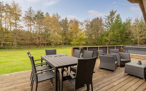 Rietrikki - 2.4Km from the Sea: Meubles, Bois, Chaise, Table, Sol, Dur, Parquet, Tache De Bois, Mobilier De Jardin, Table Cuisine Et Salle A Manger