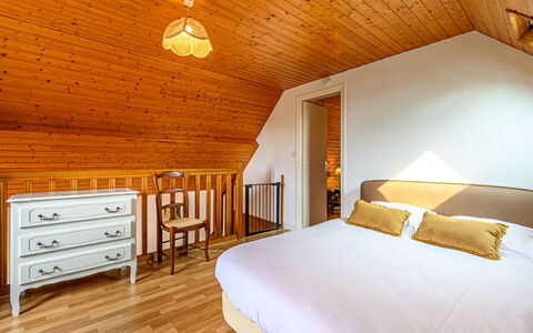 Les Tourelles: Design Intérieur, Sol, Bois, Meubles, Sol, Plafond, Éclairage, Pièce, Chambre, Lit