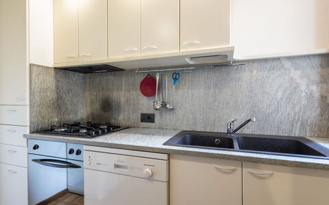 Laura: Cuisine, Appareil De Cuisine, Comptoir, Principaux Appliance, Evier, Cabinetry, Bois, Cuisinière, Le Fourneau, Électroménager