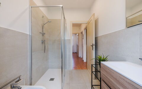 Lido Versilia: Sol, Sol, Design Intérieur, Plafond, Luminaire Plomberie, Salle De Bains, Domicile, Pièce, Porte, Tuile