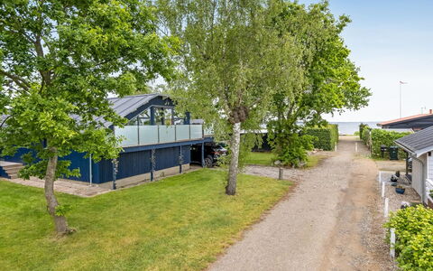 Gabriele - 50M from the Sea: Toit, Maison, Domicile, Chalet, Siding, Biens, Allée, Batiments Jardin, Cour, Cabanon