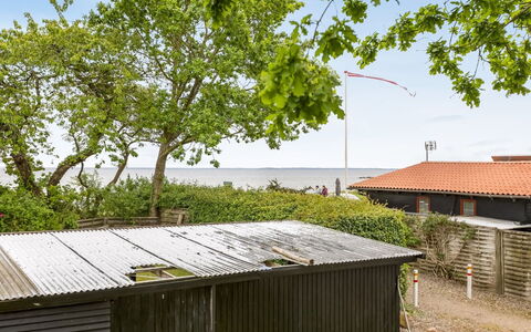 Gabriele - 50M from the Sea: Toit, Maison, Domicile, Chalet, Siding, Biens, Allée, Batiments Jardin, Cour, Cabanon