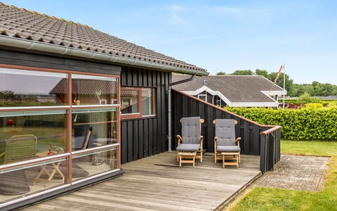 Ayda - 200M from the Sea: Maison, Domicile, Toit, Zone Résidentielle, Chalet, Biens, Ferme, Pelouse, Aménagement Paysager, Siding