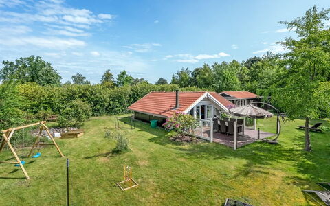 Rusalina - 400M from the Sea: Toit, Maison, Domicile, Chalet, Siding, Biens, Allée, Batiments Jardin, Cour, Cabanon
