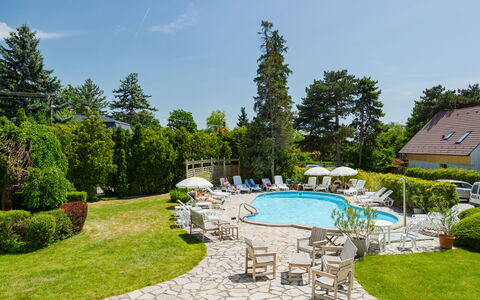 Holiday Club: Piscine, Recours, Loisir, Aménagement Paysager, Jardin, Pelouse, Mobilier De Jardin, Cour, Eco Hôtel, Parc