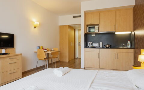 Holiday Club: Design Intérieur, Lit, Meubles, Sol, Chambre, Sol, Pièce, Appartement, Domicile, Drap De Lit