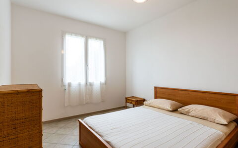 Villa tra Ulivi: Lit, Meubles, Chambre, Sol, Sol, Mur, Design Intérieur, Bois, Drap De Lit, Literie